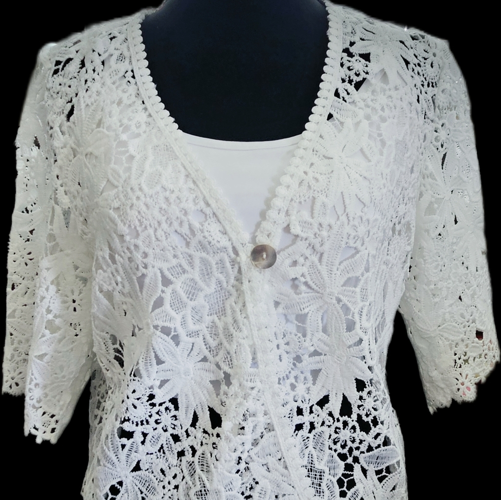 NWOT Rabbit Rabbit Rabbit Designs White Floral Crochet Lace Shrug/Cropped Bolero